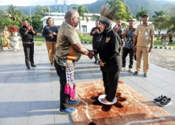 Mensos Tri Rismaharini Resmi Jadi Warga Kehormatan dengan Marga Numberi