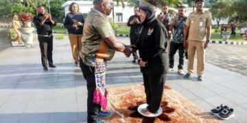 Mensos Tri Rismaharini Resmi Jadi Warga Kehormatan dengan Marga Numberi