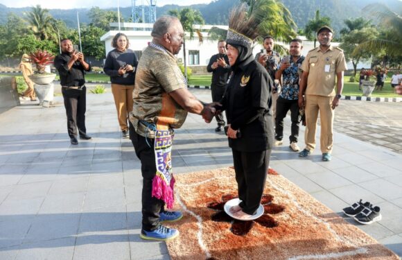 Mensos Tri Rismaharini Resmi Jadi Warga Kehormatan dengan Marga Numberi