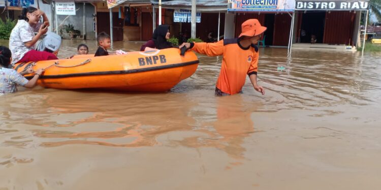 Sungai Rokan Kanan Meluap, BPBD Evakuasi Warga Rokan Hulu
