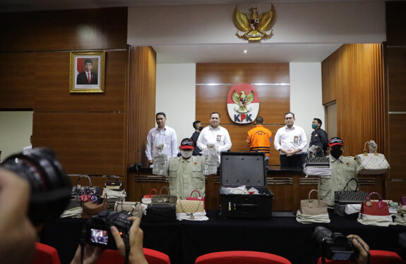 Ditetapkan Sebagai Tersangka, KPK Resmi Tahan Rafael Alun Trisambodo