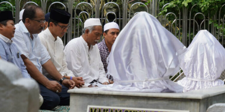 Sandiaga Uno Ziarah ke Makam Sunan Ampel Surabaya