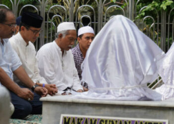 Sandiaga Uno Ziarah ke Makam Sunan Ampel Surabaya