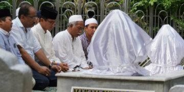 Sandiaga Uno Ziarah ke Makam Sunan Ampel Surabaya
