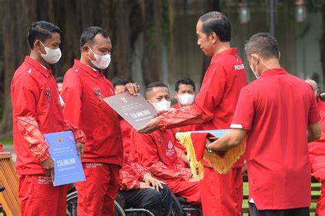 Presiden Jokowi Serahkan Bonus ke Atlet ASEAN Para Games Senilai Rp320,5 Miliar