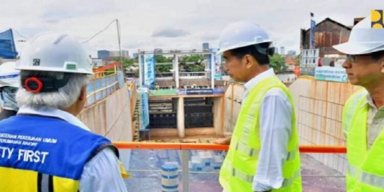 Atasi Banjir Jakarta, Jokowi Minta Normalisasi Sungai Ciliwung Segera Rampung