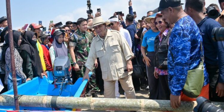 Prabowo Subianto Beri Bantuan 10 Kapal ke Nelayan Pangandaran