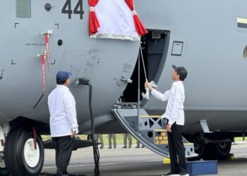 Disaksikan Presiden Jokowi, Prabowo Serahkan Pesawat Keempat C-130J Super Hercules ke TNI AU