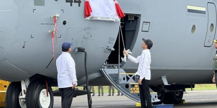 Disaksikan Presiden Jokowi, Prabowo Serahkan Pesawat Keempat C-130J Super Hercules ke TNI AU