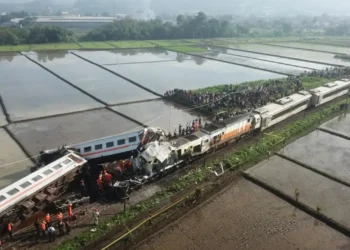KA Turangga dan Commuterline Bandung Raya Tabrakan di Cicalengka, KAI Minta Maaf