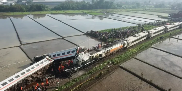 KA Turangga dan Commuterline Bandung Raya Tabrakan di Cicalengka, KAI Minta Maaf