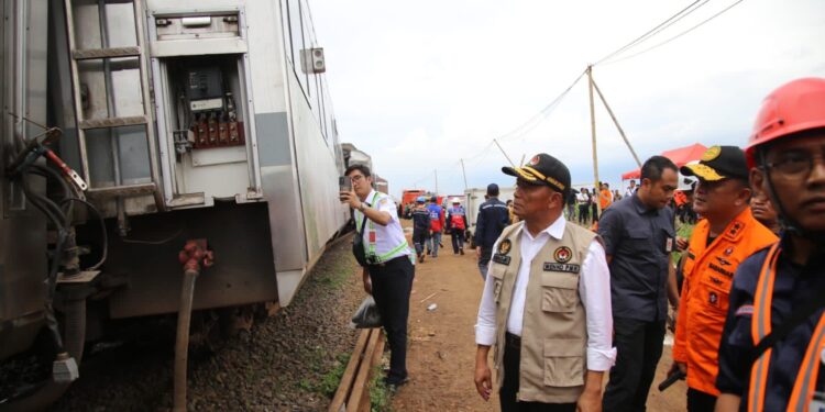 Tinjau Lokasi Tabrakan KA Turangga dan KA Bandung Raya, Menko PMK: Kita Sangat Prihatin