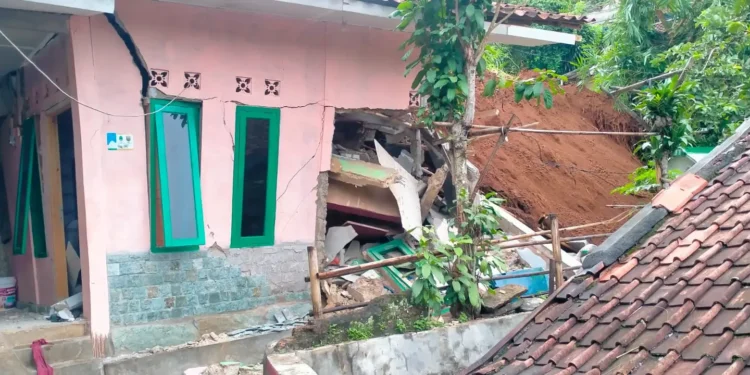 BPBD: 239 Warga Sukabumi Terancam Longsor Susulan Pindah ke Pengungsian