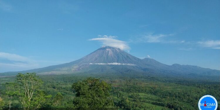 Badan Geologi Minta Masyarakat Sekitar Gunung Semeru Waspadai Awan Panas dan Aliran Lahar