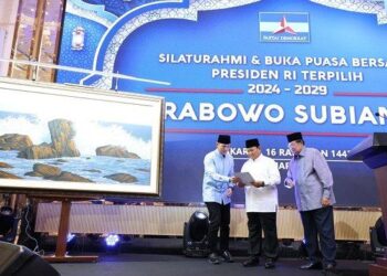 SBY Beri Lukisan Standing Firm Like Rok ke Prabowo Subianto