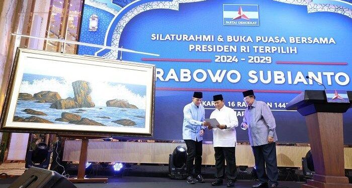 SBY Beri Lukisan Standing Firm Like Rok ke Prabowo Subianto