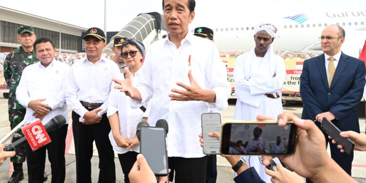 Jokowi Lepas Pengiriman Bantuan Kemanusiaan untuk Palestina dan Sudan Senilai Rp30 miliar