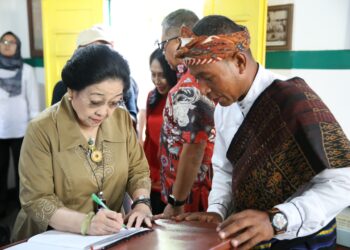 Ganjar-Mahfud Dampingi Megawati Kunjungi Rumah Pengasingan Bung Karno di Ende