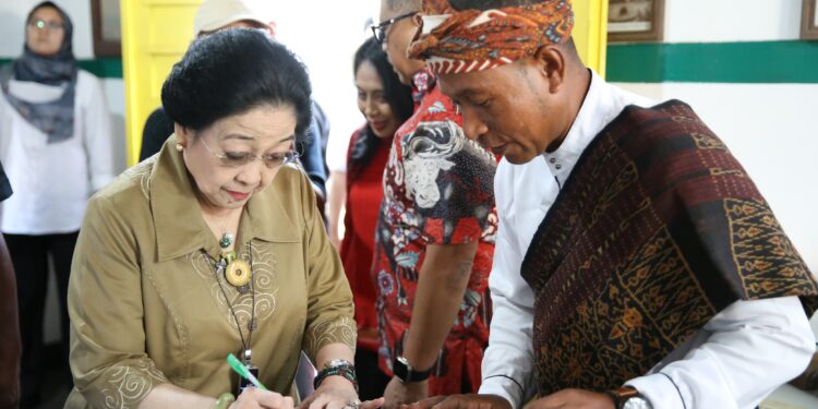 Ganjar-Mahfud Dampingi Megawati Kunjungi Rumah Pengasingan Bung Karno di Ende