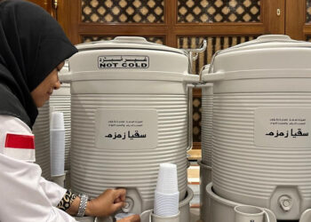 Jemaah Dilarang Bawa Zamzam di Koper Bagasi, Bisa Kena Denda Rp25 Juta