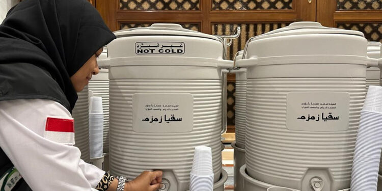 Jemaah Dilarang Bawa Zamzam di Koper Bagasi, Bisa Kena Denda Rp25 Juta