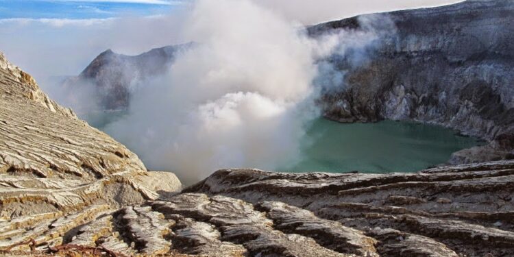 Status Gunung Ijen Naik ke Level II, Masyarakat Diminta Waspadai Bahaya Gas Beracun