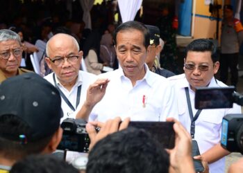 Dirut Perum Bulog Dampingi Presiden Jokowi Salurkan Bantuan Pangan Beras di Tanah Grogot Kaltim