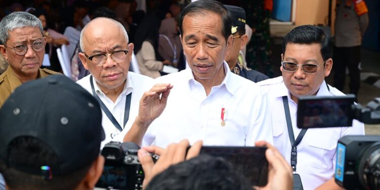Dirut Perum Bulog Dampingi Presiden Jokowi Salurkan Bantuan Pangan Beras di Tanah Grogot Kaltim