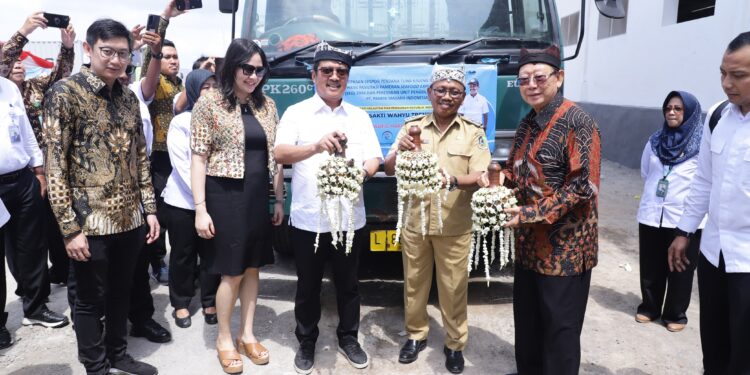 Menteri KP Lepas Ekspor 3 Kontainer Tuna Kaleng dari Banyuwangi ke Kanada
