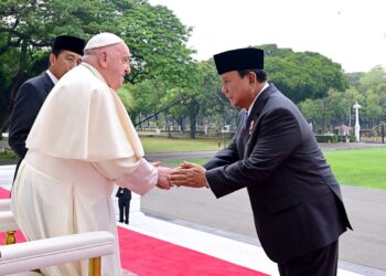Prabowo Dampingi Presiden Jokowi saat Kunjungan Paus Fransiskus di Istana Merdeka