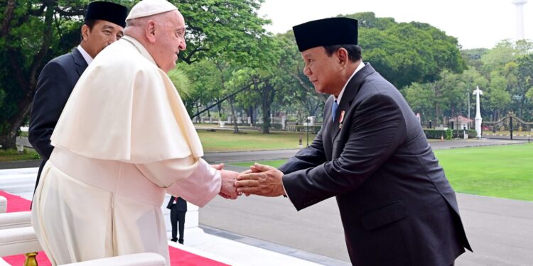 Prabowo Dampingi Presiden Jokowi saat Kunjungan Paus Fransiskus di Istana Merdeka