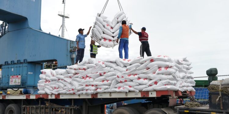Bulog Monitoring Pembongkaran Kapal di Pelabuhan Tanjung Wangi