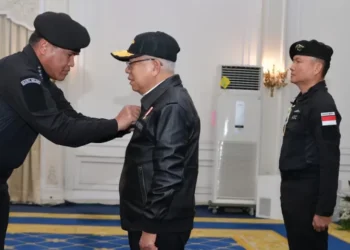 Wapres Ma’ruf Amin Terima Brevet Kehormatan Hiu Kencana dari TNI AL