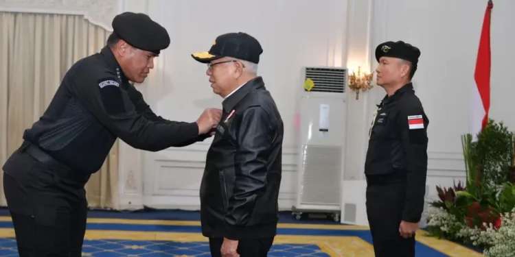 Wapres Ma’ruf Amin Terima Brevet Kehormatan Hiu Kencana dari TNI AL