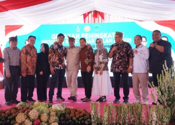 Mentan Amran Minum Susu Bersama Ribuan Anak Sekolah, Peternak, dan Pelaku Industri Susu