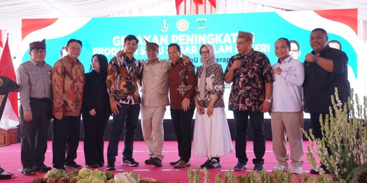 Mentan Amran Minum Susu Bersama Ribuan Anak Sekolah, Peternak, dan Pelaku Industri Susu