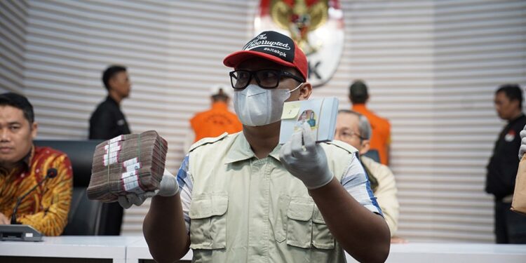 KPK Sita Uang Rp7 Miliar dalam Tangkap Tangan Gubernur Bengkulu