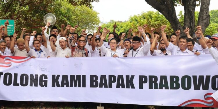 Cegah PHK, Wamenaker Ajak Karyawan Indofarma Berjuang Bersama