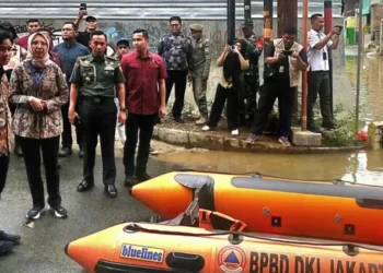 Kunjungi Warga Terdampak Banjir Jakarta, Wapres Bagikan Paket Sembako