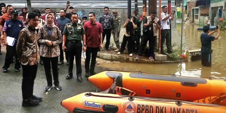 Kunjungi Warga Terdampak Banjir Jakarta, Wapres Bagikan Paket Sembako
