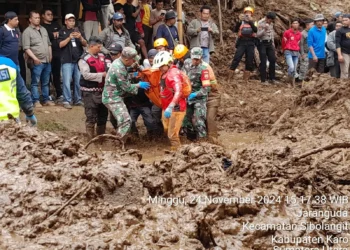 Tim SAR Evakuasi 10 Warga Korban Longsor di Kabupaten Karo
