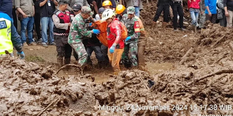 Tim SAR Evakuasi 10 Warga Korban Longsor di Kabupaten Karo