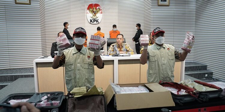KPK Tetapkan Tiga Tersangka Korupsi Pemotongan Anggaran di Pekanbaru