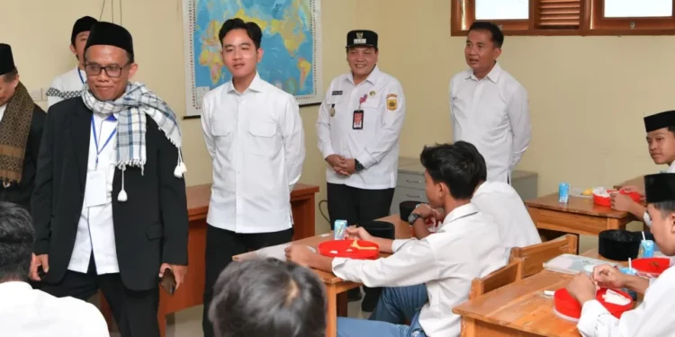 Wapres Tinjau Program Makan Bergizi Gratis di Ponpes MBS Ki Bagus Hadikusumo