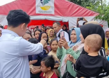 Tinjau Lokasi Bencana di Sukabumi, Wapres Gibran Bagikan Sembako