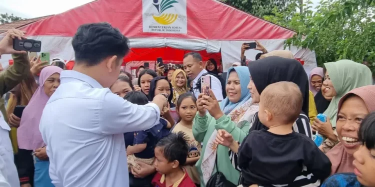Tinjau Lokasi Bencana di Sukabumi, Wapres Gibran Bagikan Sembako