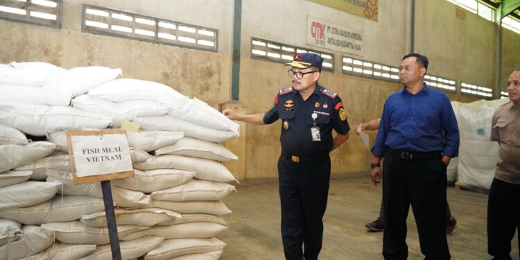 KKP Segel 453 Ton Bahan Baku Pakan Ikan dari Luar Negeri