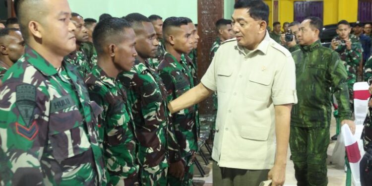 Presiden Prabowo Sapa Ribuan Prajurit TNI yang Bertugas di Papua