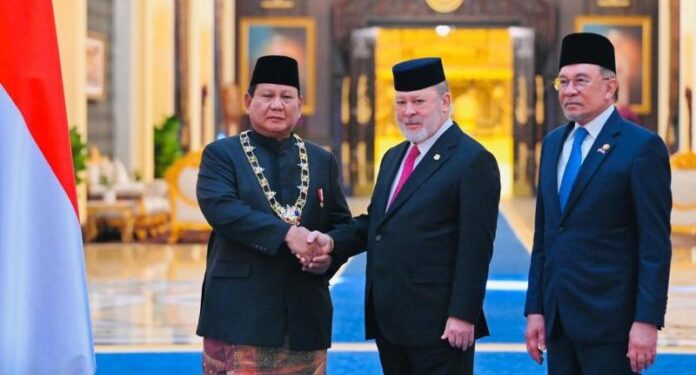 Presiden Prabowo Dianugerahi Tanda Kehormatan Darjah Kerabat Johor di Malaysia