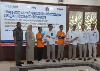Melalui Bulog Peduli, Bulog Salurkan Bantuan Sembako kepada 159 Petugas PJLP di Dua Kelurahan di Jakarta